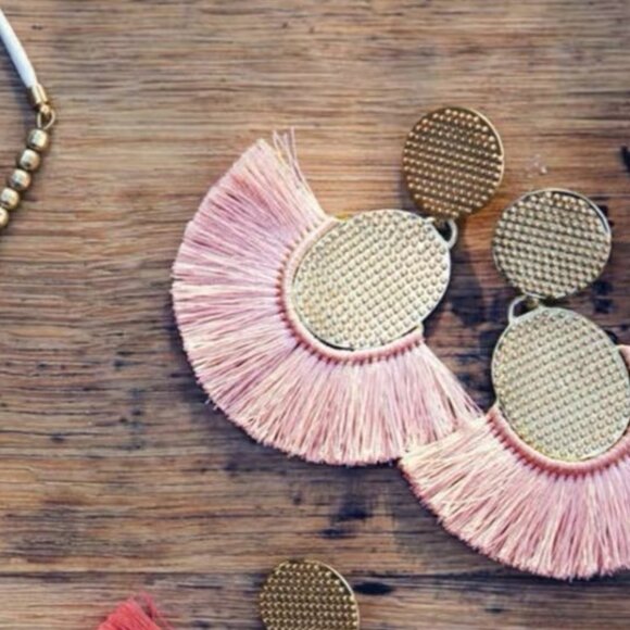 India Hicks Golden Fan Earrings Desert Pink - Picture 2 of 3